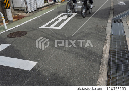 This video captures the scene of bicycle etiquette, a topic that has been widely discussed following the amendment of the Road Traffic Act. This video captures the scene of bicycle etiquette, a topic that has been widely discussed following the amendment of the Road Traffic Act. 138577363