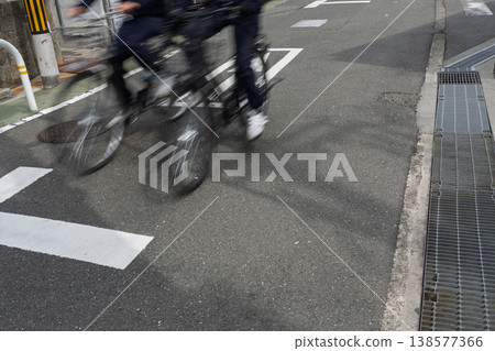 This video captures the scene of bicycle etiquette, a topic that has been widely discussed following the amendment of the Road Traffic Act. 138577366
