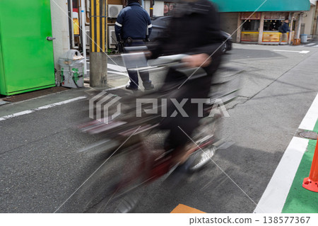 This video captures the scene of bicycle etiquette, a topic that has been widely discussed following the amendment of the Road Traffic Act. 138577367