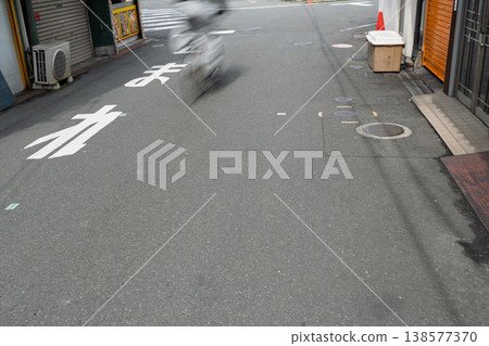 這段影片記錄了自行車禮儀的場景,這是道路交通法修訂後廣泛討論的話題。 這段影片記錄了自行車禮儀的場景,這是道路交通法修訂後廣泛討論的話題。 138577370