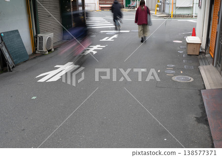 This video captures the scene of bicycle etiquette, a topic that has been widely discussed following the amendment of the Road Traffic Act. This video captures the scene of bicycle etiquette, a topic that has been widely discussed following the amendment of the Road Traffic Act. 138577371