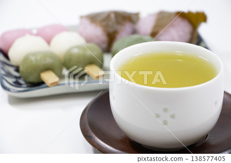 Green tea and Japanese confectionery Green tea and Japanese confectionery 138577405