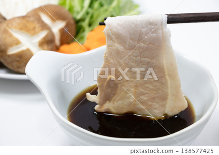 涮涮鍋配柚子醋和豬肉 涮涮鍋配柚子醋和豬肉 138577425