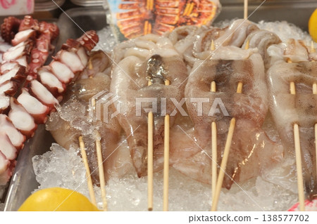 黑門市場出售的烤魷魚串 138577702