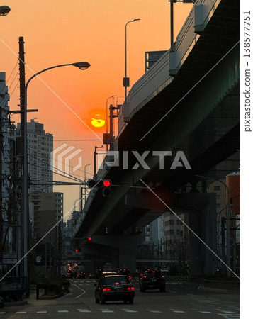 一條道路與暮色蒼穹交會。 一條道路與暮色蒼穹交會。 138577751