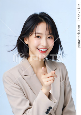 一位女商人透過手指直指前方來宣布消息。 138578186