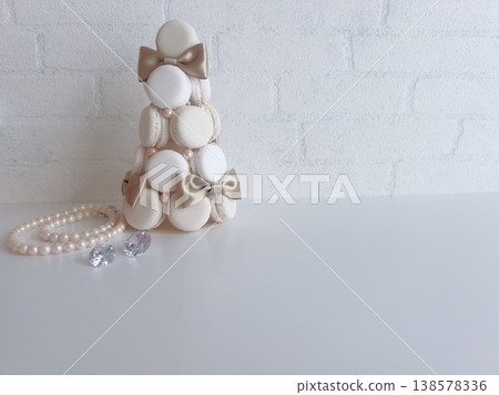 米色和白色馬卡龍塔和珍珠項鍊婚禮圖片 米色和白色馬卡龍塔和珍珠項鍊婚禮圖片 138578336