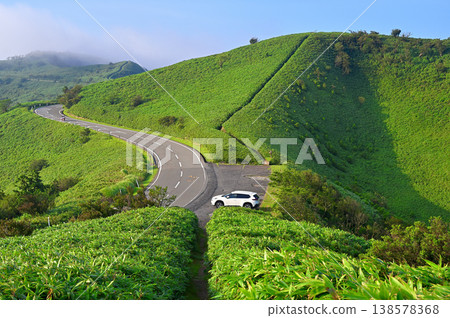 從伊豆半島伊豆山脊步道上的達摩山出發:草原山脊步道、小木山和西伊豆天際線。 從伊豆半島伊豆山脊步道上的達摩山出發:草原山脊步道、小木山和西伊豆天際線。 138578368