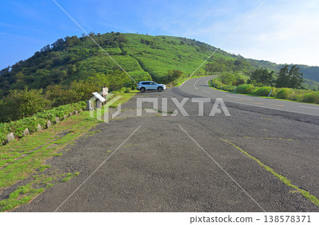 夏季從伊豆半島伊豆山洞步道戶田停車場眺望達摩山 夏季從伊豆半島伊豆山洞步道戶田停車場眺望達摩山 138578371