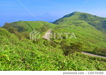 伊豆半島伊豆山脊步道:從古木山頂眺望富士山、達摩山和伊豆西部天際線,周圍綠樹環繞。 伊豆半島伊豆山脊步道:從古木山頂眺望富士山、達摩山和伊豆西部天際線,周圍綠樹環繞。 138578380