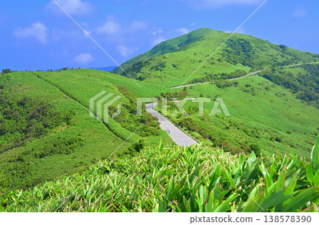 Izu Mountain Ridge Trail on the Izu Peninsula: Grassland scenery; Daruma Mountain viewed from the summit of Kokiyama Mountain. 138578390