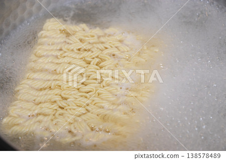 Cooking instant ramen 138578489