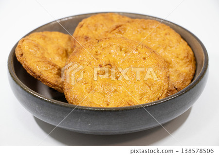 rice crackers rice crackers 138578506
