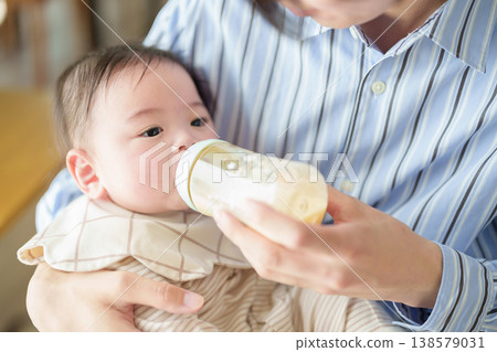 父親給寶寶餵奶 父親給寶寶餵奶 138579031