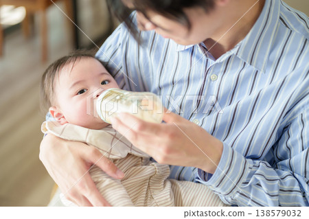 父親給寶寶餵奶 父親給寶寶餵奶 138579032