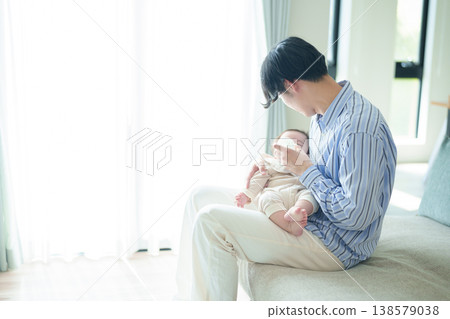 父親給寶寶餵奶 父親給寶寶餵奶 138579038