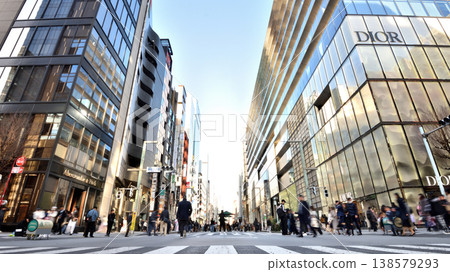 銀座街在步行日當天熙熙攘攘,熱鬧非凡。 銀座街在步行日當天熙熙攘攘,熱鬧非凡。 138579293