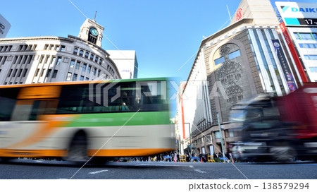 A circulating bus passes through the pedestrianized Harumi-dori Ginza 4-chome intersection. 138579294