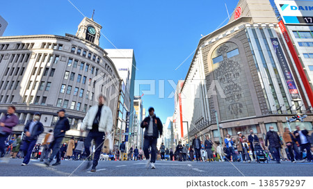 銀座四丁目十字路口在步行日里熙熙攘攘。 138579297