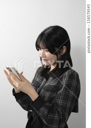 一個女人用手機 一個女人用手機 138579545