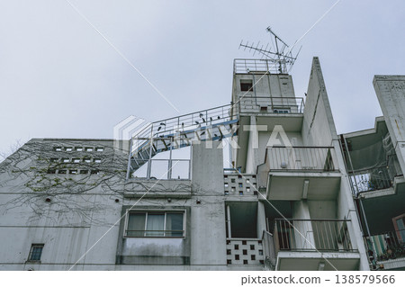 復古公寓大樓外觀和屋頂結構 復古公寓大樓外觀和屋頂結構 138579566