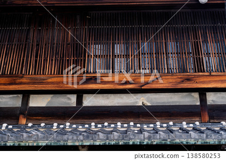 I photographed a former brothel building in Tozenji-cho, Yamato-Koriyama City, Nara Prefecture, which still retains the atmosphere of a former red-light district. I photographed a former brothel building in Tozenji-cho, Yamato-Koriyama City, Nara Prefecture, which still retains the atmosphere of a former red-light district. 138580253