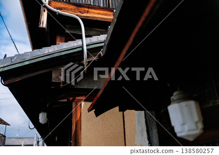 I photographed a former brothel building in Tozenji-cho, Yamato-Koriyama City, Nara Prefecture, which still retains the atmosphere of a former red-light district. I photographed a former brothel building in Tozenji-cho, Yamato-Koriyama City, Nara Prefecture, which still retains the atmosphere of a former red-light district. 138580257