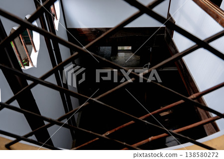 I photographed a former brothel building in Tozenji-cho, Yamato-Koriyama City, Nara Prefecture, which still retains the atmosphere of a former red-light district. I photographed a former brothel building in Tozenji-cho, Yamato-Koriyama City, Nara Prefecture, which still retains the atmosphere of a former red-light district. 138580272