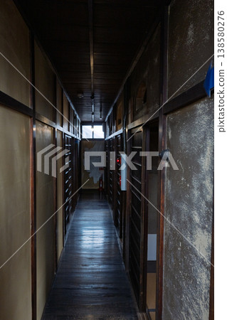I photographed a former brothel building in Tozenji-cho, Yamato-Koriyama City, Nara Prefecture, which still retains the atmosphere of a former red-light district. I photographed a former brothel building in Tozenji-cho, Yamato-Koriyama City, Nara Prefecture, which still retains the atmosphere of a former red-light district. 138580276