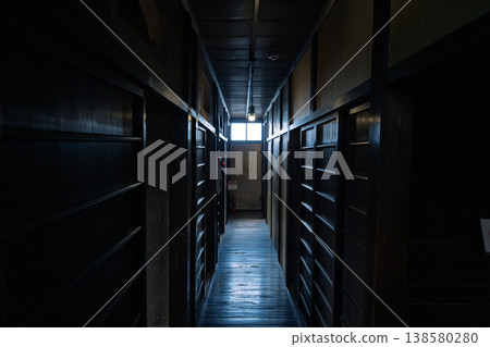 I photographed a former brothel building in Tozenji-cho, Yamato-Koriyama City, Nara Prefecture, which still retains the atmosphere of a former red-light district. I photographed a former brothel building in Tozenji-cho, Yamato-Koriyama City, Nara Prefecture, which still retains the atmosphere of a former red-light district. 138580280