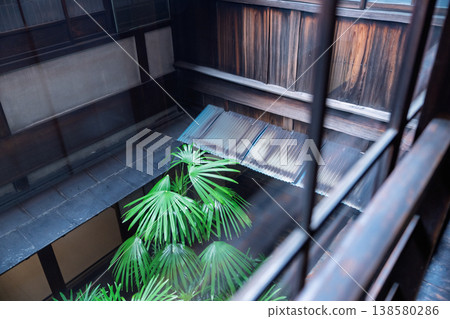 I photographed a former brothel building in Tozenji-cho, Yamato-Koriyama City, Nara Prefecture, which still retains the atmosphere of a former red-light district. I photographed a former brothel building in Tozenji-cho, Yamato-Koriyama City, Nara Prefecture, which still retains the atmosphere of a former red-light district. 138580286