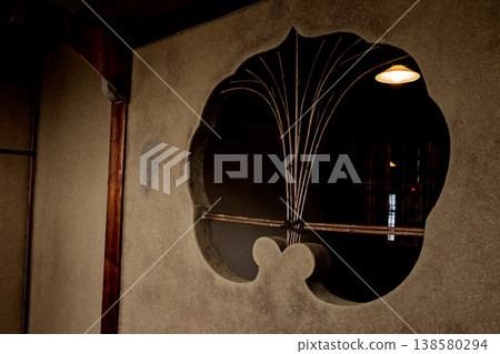I photographed a former brothel building in Tozenji-cho, Yamato-Koriyama City, Nara Prefecture, which still retains the atmosphere of a former red-light district. I photographed a former brothel building in Tozenji-cho, Yamato-Koriyama City, Nara Prefecture, which still retains the atmosphere of a former red-light district. 138580294