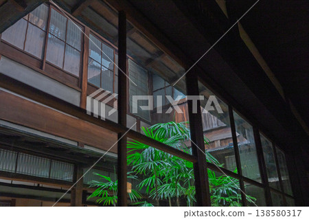 I photographed a former brothel building in Tozenji-cho, Yamato-Koriyama City, Nara Prefecture, which still retains the atmosphere of a former red-light district. I photographed a former brothel building in Tozenji-cho, Yamato-Koriyama City, Nara Prefecture, which still retains the atmosphere of a former red-light district. 138580317