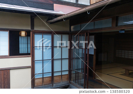 I photographed a former brothel building in Tozenji-cho, Yamato-Koriyama City, Nara Prefecture, which still retains the atmosphere of a former red-light district. I photographed a former brothel building in Tozenji-cho, Yamato-Koriyama City, Nara Prefecture, which still retains the atmosphere of a former red-light district. 138580320