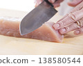 一名男子正在切割長鰭鮪魚 138580544