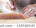 一名男子正在切割長鰭鮪魚 138580545