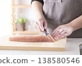 一名男子正在切割長鰭鮪魚 138580546