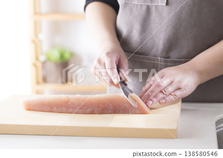 一名男子正在切割長鰭鮪魚 138580546