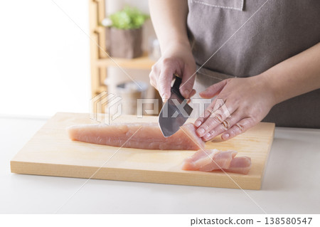 一名男子正在切割長鰭鮪魚 138580547