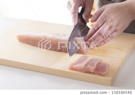 一名男子正在切割長鰭鮪魚 138580548
