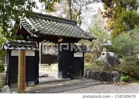龜山神社內大久保神道教祭司住所的正門，位於三重縣龜山市。 138580670