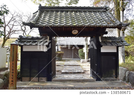 The main gate of the Okubo Shinto priest's residence within the grounds of Kameyama Shrine, Kameyama City, Mie Prefecture. 138580671