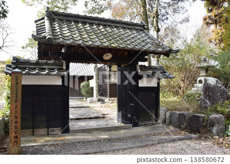 The main gate of the Okubo Shinto priest's residence within the grounds of Kameyama Shrine, Kameyama City, Mie Prefecture. The main gate of the Okubo Shinto priest's residence within the grounds of Kameyama Shrine, Kameyama City, Mie Prefecture. 138580672