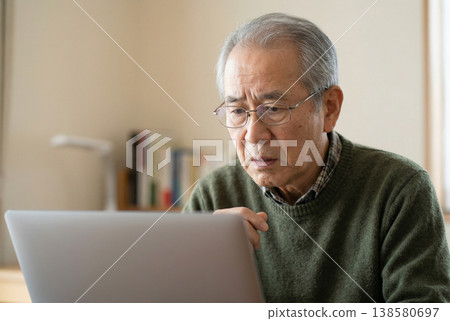 Senior man confused and troubled because he doesn't know how to use a computer. (Generative AI) 138580697