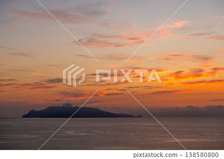 Sunset over Kuchinoerabu Island, viewed from Yakushima (Summer) Sunset over Kuchinoerabu Island, viewed from Yakushima (Summer) 138580800