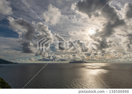 連接口永良部島、屋久島(神靈居住地)的太陽之路(夏季) 連接口永良部島、屋久島(神靈居住地)的太陽之路(夏季) 138580898