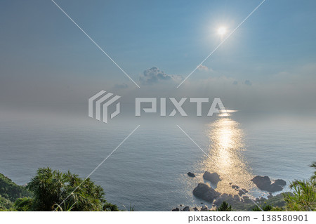 連接口永良部島、屋久島(神靈居住地)的太陽之路(夏季) 連接口永良部島、屋久島(神靈居住地)的太陽之路(夏季) 138580901