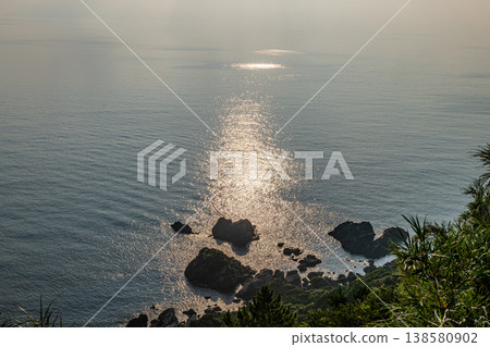 連接口永良部島、屋久島(神靈居住地)的太陽之路(夏季) 連接口永良部島、屋久島(神靈居住地)的太陽之路(夏季) 138580902