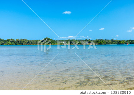 沖繩縣國頭郡今歸仁村和久川:可以看到宇呂瀨戶內海的藍色大海和小島,周圍環繞著沖繩島和矢賀地島。 沖繩縣國頭郡今歸仁村和久川:可以看到宇呂瀨戶內海的藍色大海和小島,周圍環繞著沖繩島和矢賀地島。 138580910