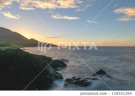 屋久島，神靈居住的聖島：宮之浦海灘日落（夏季） 138581264